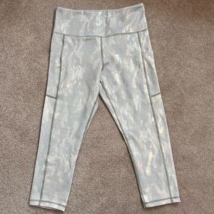 Zyia Silver Camo Metallic Pocket Light n Tight Hi-Rise Capri 20" (6-8)